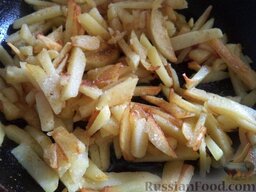 Хрустящий жареный картофель: Посолить, поперчить, добавить любимые специи по вкусу. Перемешать.