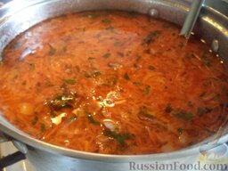 Суп картофельный с пшеном и квашеной капустой: Помыть и порезать зелень. Добавить в суп, накрыть крышкой. Снять с огня.