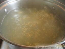 Суп картофельный с пшеном и квашеной капустой: В кипящую воду опустить картофель. Варить 10 минут.