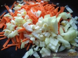 Суп картофельный с пшеном и квашеной капустой: Очистить, помыть и нарезать соломкой лук и морковь.
