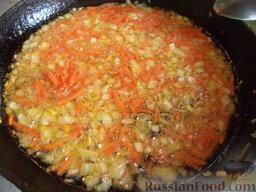 Суп картофельный с пшеном и квашеной капустой: Разогреть сковороду, налить растительное масло. Выложить в масло лук и морковь. Тушить, помешивая, на среднем огне 2-3 минуты.