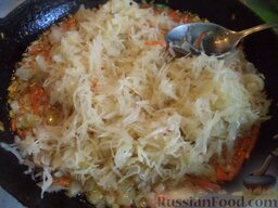 Суп картофельный с пшеном и квашеной капустой: Добавить капусту. Тушить все вместе, помешивая, около 5 минут.