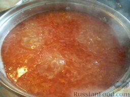 Суп картофельный с пшеном и квашеной капустой: Выложить зажарку в суп. Посолить, поперчить, добавить лавровый лист и сахар. Варить на самом маленьком огне под крышкой 5 минут.