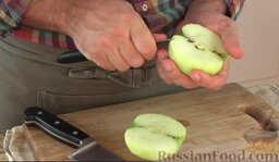 Яблочный десерт из слоеного теста: Яблоки разрезать пополам, очистить от кожуры и семян.