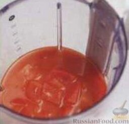Смузи овощной: 2. Добавить в чашу болгарский перец и лимонный сок, поперчить по вкусу.