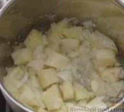Вегетарианский суп из зеленого горошка: 1. В большой кастрюле на среднем огне разогреть растительное масло. Выложить картофель, лук и чеснок, готовить, помешивая, примерно 5 минут.