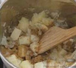 Вегетарианский суп из зеленого горошка: 2. Добавить в кастрюлю с овощами гарам масалу, кориандр и кумин, готовить, помешивая, около 1 минуты.