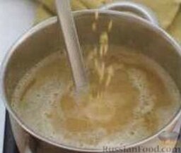Фасолевый суп с макаронами: 4. В кипящий суп выложить макароны, довести до кипения, варить примерно 10 минут, до готовности макарон.    5. Тем временем в небольшом сотейнике разогреть 1/4 стакана оливкового масла, выложить чеснок, готовить на медленном огне, помешивая, около 4-5 минут, до золотистого цвета. Выложить чеснок в кастрюлю с супом, добавить петрушку. Посолить и поперчить суп по вкусу. Подавать фасолевый суп в порционных тарелках, сбрызнув оставшимся оливковым маслом.