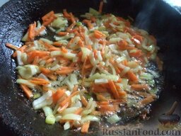 Быстрый постный борщ: Разогреть сковороду, налить растительное масло. В горячее масло выложить подготовленные лук и морковь. Обжарить овощи на среднем огне, помешивая, 2-3 минуты.