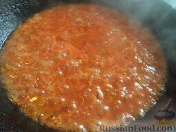Быстрый постный борщ: Добавить томат, перемешать. Тушить 1-2 минуты.