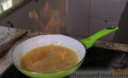 Бефстроганов: В конце можно деглазировать сковородку коньяком. После снятия благородного нагара со дна сковороды добавляем к луку чайную ложку муки.