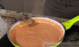 Бефстроганов: Обжариваем две минуты и добавляем протертые томаты.   Обжариваем всё вместе еще 2-3 минуты   и добавляем сметану.  После закипания тушим всё несколько минут и добавляем горчицу, выправляем на вкус (соль/перец).