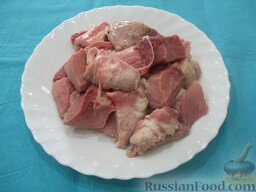 Жаркое из свинины: Свинину помойте и разделите на равные крупные кусочки, около 4 см.