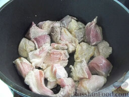 Жаркое из свинины: В сковороду или кастрюлю с антипригарным покрытием налейте растительное масло и нагрейте. Затем отправьте в нее жариться мясо.