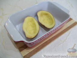Картофельные лодочки: Картофель помойте, разрежьте пополам и ножом вырежьте сердцевину, придав корнеплодам форму лодочки.