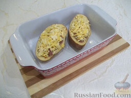 Картофельные лодочки: Твердый сыр натрите на крупной терке и притрусите им картофельные лодочки.
