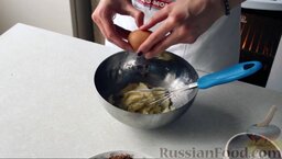 Пирожное "Вупи пай": Размягченное сливочное масло соединяем с сахаром и яйцом, перемешиваем.