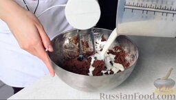 Пирожное "Вупи пай": Добавляем муку, какао-порошок, разрыхлить и ванильный сахар. Добавляем молоко.