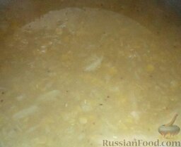 Постный овощной суп с чечевицей и сухариками: Опустить картофель в кастрюлю. Варить все вместе на среднем огне 10 минут.