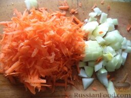 Постный овощной суп с чечевицей и сухариками: Очистить, помыть лук и морковь. Лук нарезать кубиками. Морковь натереть на крупной терке.