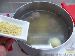 Зеленый борщ с пшеном: Проварите картофель около 5 минут и отправьте к нему хорошо промытое пшено.