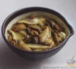 Тайский суп с рисовой лапшой: 1. Сушеные грибы сложить в миску, залить бульоном и оставить на 20 минут при комнатной температуре.