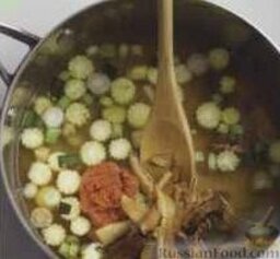Тайский суп с рисовой лапшой: 3. Добавить в кастрюлю пасту карри и вымоченные грибы с бульоном. Довести до кипения, варить, помешивая, около 5 минут.    4. Выложить в кастрюлю с супом лапшу и налить соевый соус. Снова довести суп до кипения, варить около 4 минут, до готовности лапши.     5. Подавать суп в порционных тарелках, посыпав кинзой.