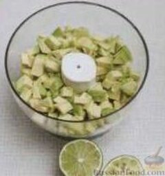 Спред из авокадо: 2. Порезать авокадо кубиками и сложить в чашу кухонного процессора, добавить сок лайма.