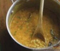Пряный гороховый суп: 4. Содержимое сковороды высыпать в кастрюлю с горохом, добавить в гороховый суп сахар и соль по вкусу.     5. Подавать гороховый суп в порционных тарелках, посыпав гарам масалой.