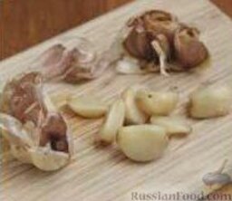 Жареные грибы с печеным чесноком и зеленым луком: 3. Печеный чеснок разобрать на зубчики, почистить.