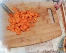 Сельдь с овощами (в мультиварке): Морковь очистить, вымыть, нарезать мелкими кубиками. Переложить в мультиварку.