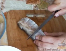 Минтай в панировке: Как приготовить минтай в панировке:    Подготовленную рыбу вымыть, обрезать плавники, нарезать порционными кусочками.