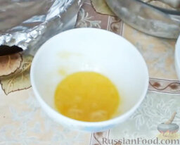 Минтай в панировке: Взбить яйцо в миске.
