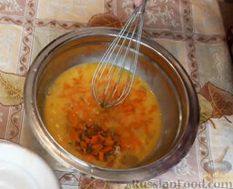 Яичный рулет: Морковь очистить, вымыть, мелко нарезать. Всыпать в яичную массу.