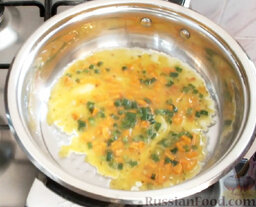 Яичный рулет: На сковороде разогреть растительное масло. Вылить на сковороду примерно половину яичной смеси, распределить по поверхности.