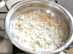 Куриная печень с овощами: На сковороде разогреть растительное масло. Выложить лук и обжарить его до золотистого цвета.