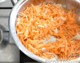 Куриная печень с овощами: Добавить морковь на сковороду с луком, перемешать, закрыть крышкой и готовить 5 минут.