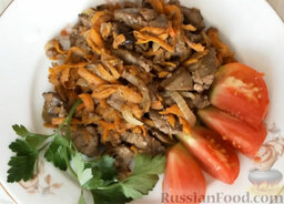 Куриная печень с овощами: Выложить печенку к моркови и луку. Перемешать.  Приятного аппетита!