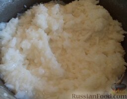 Постный рис по-монастырски: Рис залить кипящей водой, варить до готовности на небольшом огне (около 15-20 минут). Откинуть рис на дуршлаг.