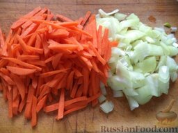 Постный рис по-монастырски: Пока варится рис очистить и помыть лук и морковь. Нарезать соломкой.