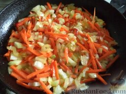 Постный рис по-монастырски: Разогреть сковороду. Налить растительное масло. В горячее масло выложить лук, перец и морковь. Тушить овощи на среднем огне, помешивая 2-3 минуты.