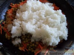 Постный рис по-монастырски: В сковороду добавить рис и приправы по вкусу, перец, соль.