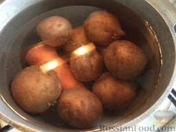 Салат из квашеной капусты "Зимний": Картофель и морковь помыть. Выложить в казанок, залить холодной водой. Казанок поставить на огонь, довести до кипения. Варить на небольшом огне овощи до готовности (около 20 минут). Воду слить, овощи охладить.