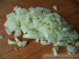 Салат из квашеной капусты "Зимний": Тем временем очистить, помыть и мелко нарезать репчатый лук.
