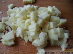 Салат из квашеной капусты "Зимний": Яблоко помыть, очистить, вырезать сердцевину, нарезать кубиками.