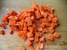 Салат из квашеной капусты "Зимний": Морковь очистить, нарезать кубиками.