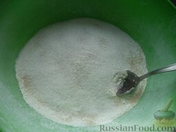 Постные булочки с маком: Муку просеять в миску. Добавить сухие дрожжи, соль и сахар.
