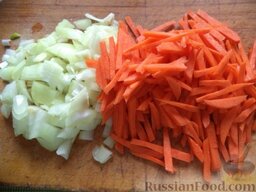 Простой суп из чечевицы: Очистить и помыть лук и морковь. Лук мелко нарезать, а морковь нарезать тонкой соломкой или натереть на крупной терке.