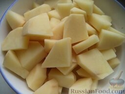 Простой суп из чечевицы: Картофель очистить, помыть, нарезать кусочками.