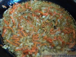 Простой суп из чечевицы: Разогреть сковороду, налить растительное масло. В горячее масло выложить лук и морковь. Обжаривать на среднем огне, помешивая, 2-3 минуты.